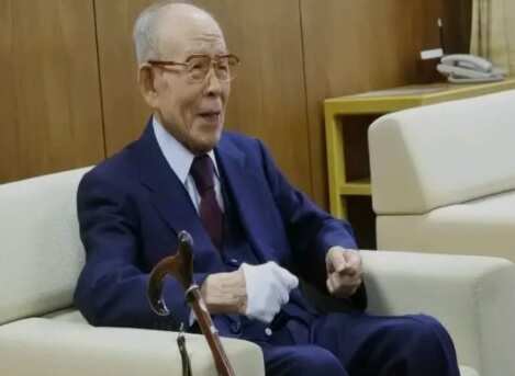 எல்இடி விளக்குகளைக் கண்டுபிடித்த விஞ்ஞானி திடீர் மரணம் !