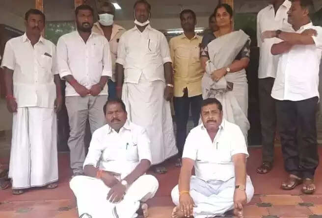 அடுத்த பிரச்சனை.. போராட்டத்தில் ஈடுபட்ட அதிமுக எம்எல்ஏக்கள் !!