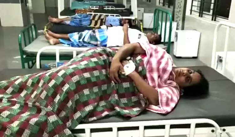 விரட்டி விரட்டி கடித்த வெறி நாய்.. சிறுமிகள் உட்பட 8 பேர் ஆஸ்பத்திரியில் அனுமதி..! விரட்டி விரட்டி கடித்த வெறி நாய்.. சிறுமிகள் உட்பட 8 பேர் ஆஸ்பத்திரியில் அனுமதி..!