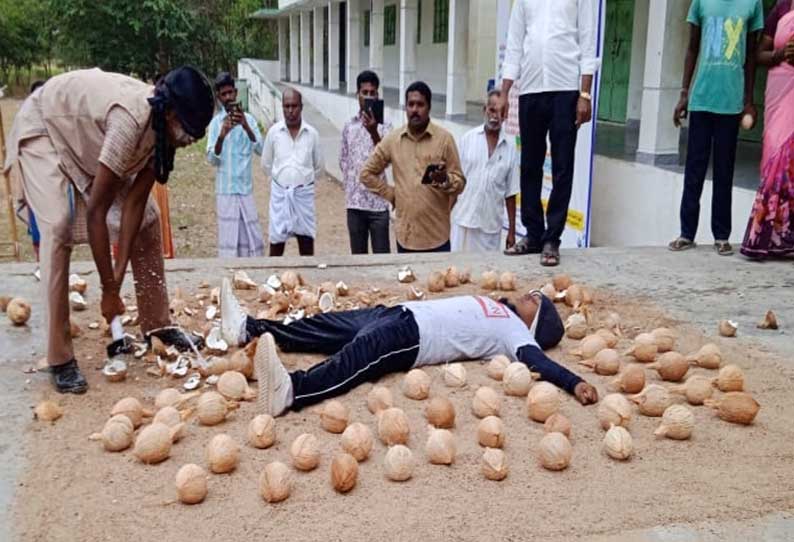 குவியும் பாராட்டுக்கள்..!! அரசுப் பள்ளி மாணவி 2 நிமிடங்களில் 106 தேங்காய் உடைப்பு..!