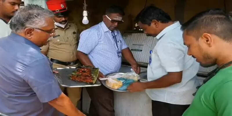 பிரபல உணவக ஃபிரிட்ஜில் கெட்டுப்போன இறைச்சி.. வாடிக்கையாளர்கள் அதிர்ச்சி..!