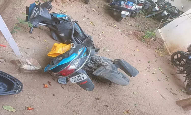 வேகமாக மோதிய கார்.. தூக்கி எறியப்பட்ட இரு சக்கர வாகனம் ... 4 வயது சிறுவன் பலி..!!