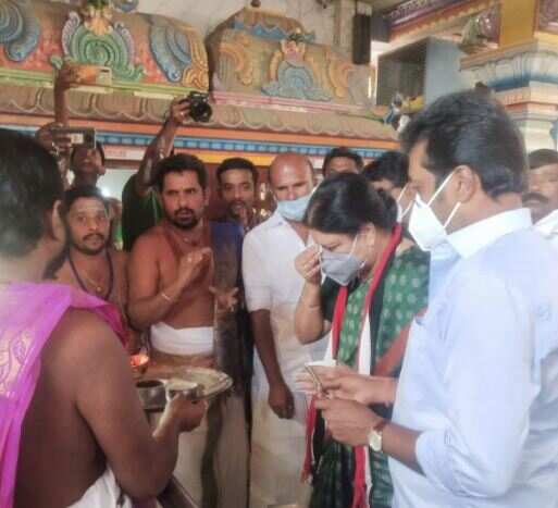 முத்துமாரியம்மன் கோவிலில் சசிகலா !