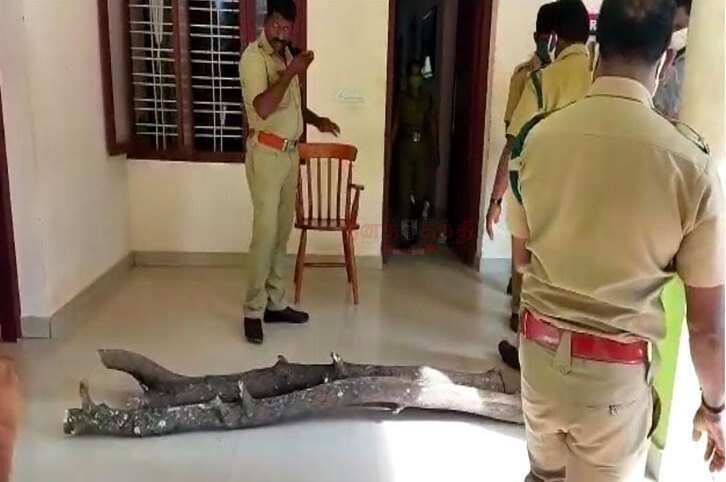சந்தன கட்டைகளை கடத்த முயன்ற ரயில்வே ஊழியர் கைது..!!