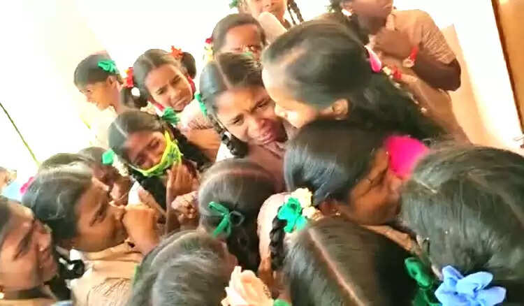 வேறு பள்ளிக்கு செல்லும் ஆசிரியரை கட்டித்தழுவி அழுத மாணவர்கள்!! வேறு பள்ளிக்கு செல்லும் ஆசிரியரை கட்டித்தழுவி அழுத மாணவர்கள்!!