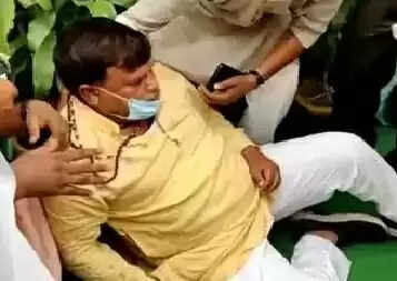 மேடையிலேயே சரிந்துவிழுந்த அமைச்சர் ! பெரும் பரபரப்பு !!