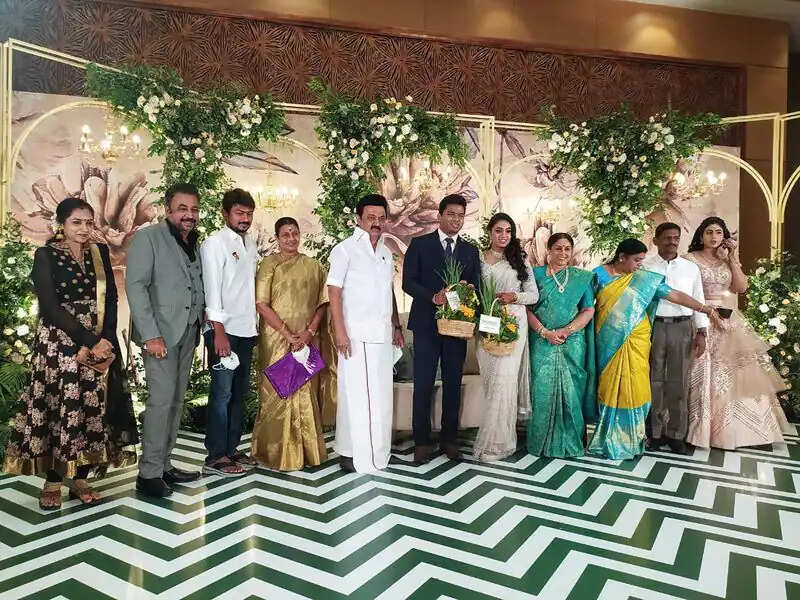 பொன்வண்ணன் - சரண்யா மகள் திருமண வரவேற்பு... மனைவி, மகனுடன் பங்கேற்ற முதல்வர்...!