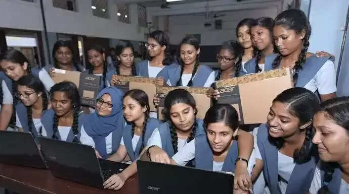 மாணவர்களுக்கு மடிக்கணினி வழங்குவதில் தாமதம் ஏன்?: பள்ளிக்கல்வித் துறை புதிய விளக்கம் !