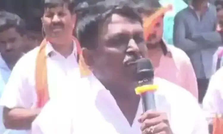 குரான் படிப்பவர்கள் பயங்கரவாதிகள் – இந்து அமைப்பு தலைவர் சர்ச்சை பேச்சு!! குரான் படிப்பவர்கள் பயங்கரவாதிகள் – இந்து அமைப்பு தலைவர் சர்ச்சை பேச்சு!!