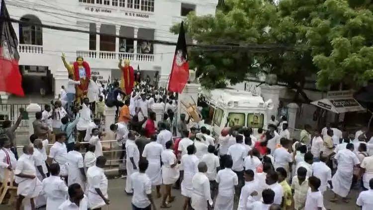 சாலை எங்கும் கற்கள்... போர்க்களமான அதிமுக அலுவலகம்!! சாலை எங்கும் கற்கள்... போர்க்களமான அதிமுக அலுவலகம்!!