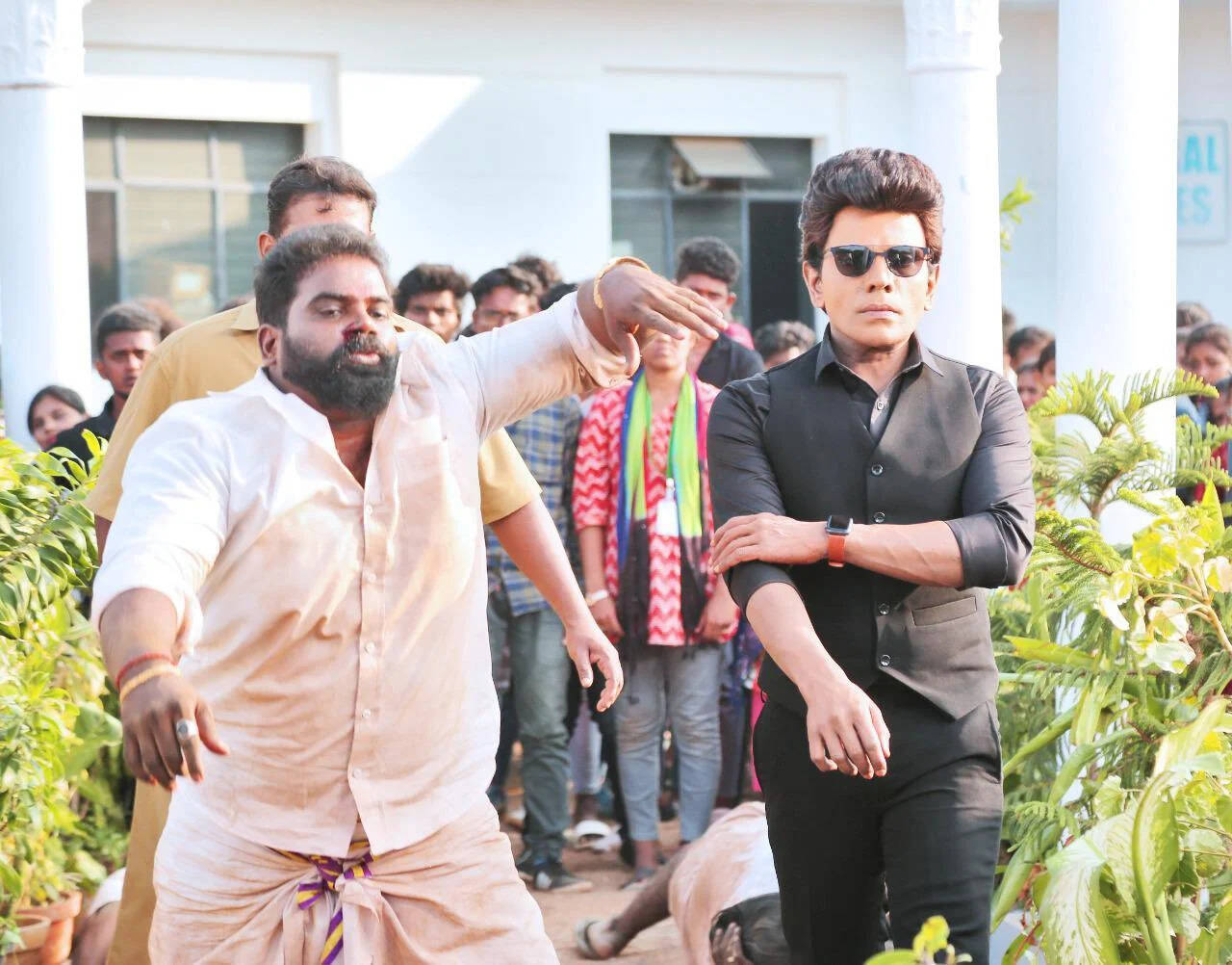 லெஜண்ட் சரவணனுக்கு ஜோடியாக பிரபல பாலிவுட் நடிகை ஒப்பந்தம்...!!