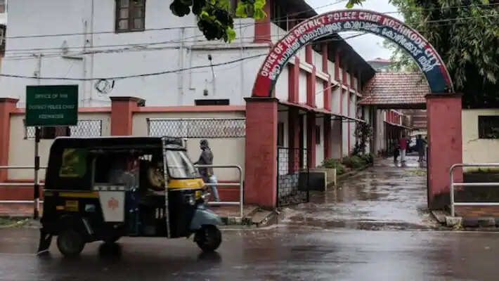 வீட்டு வாடகை கேட்டது ஒரு குற்றமா... உரிமையாளர் மீது கற்பழிப்பு புகார் அளித்த பெண் இன்ஸ்பெக்டர்..!!