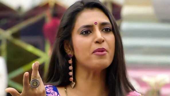 ரஜினி ரசிகர்கள் கொந்தளிப்பு.. கருத்தை மாற்றிக்கொண்ட நடிகை கஸ்தூரி !!