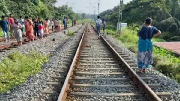 ரயில்வே கேட்டில் சோகம்.. புறநகர் ரயில் மோதல்.. தூக்கி வீசப்பட்ட பெண் எக்ஸ்பிரஸ் ரயிலில் அடிபட்டு பலி..! ரயில்வே கேட்டில் சோகம்.. புறநகர் ரயில் மோதல்.. தூக்கி வீசப்பட்ட பெண் எக்ஸ்பிரஸ் ரயிலில் அடிபட்டு பலி..!
