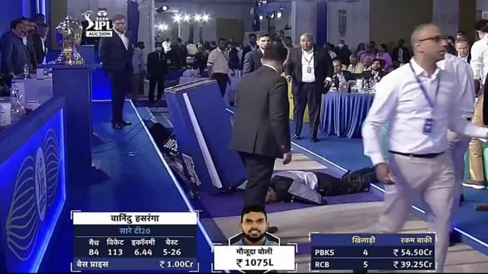 ஐபிஎல் எலத்தில் பரபரப்பு.. மயங்கி விழுந்தார் ஹியூ எட்மீட்ஸ்..!