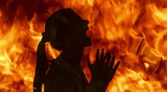 வரதட்சணை கொடுமை… பேரன், மருமகளுக்கு தீ வைத்த மாமனார்!!