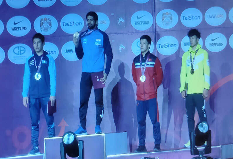 ஆசிய மல்யுத்தம்.. இந்திய வீரர் மீண்டும் தங்கம் வென்று சாதனை !!