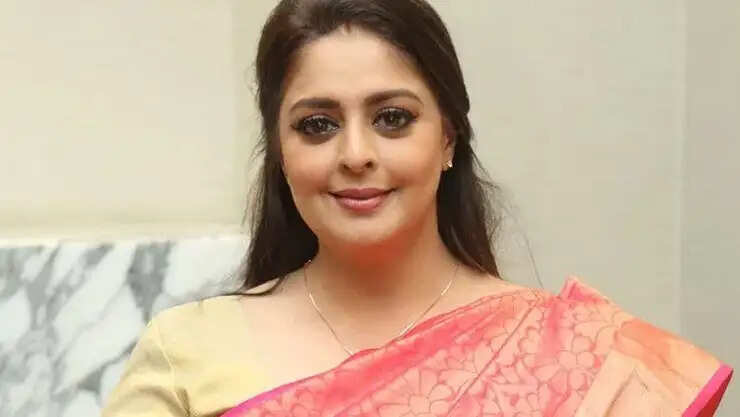 பெட்ரோல், டீசல் விலை உயர்வை கண்டித்து நடிகை நக்மா போராட்டம் !!