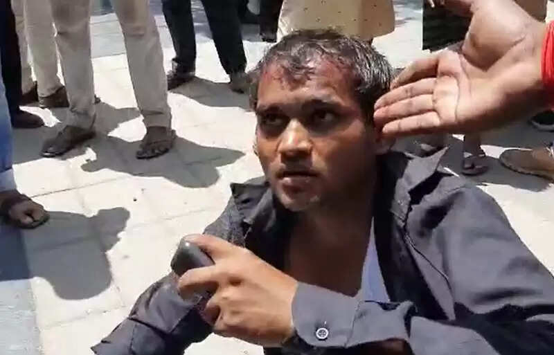 உதவி செய்த வடமாநில இளைஞரை கொடூரமாக தாக்கிய மக்கள்!!