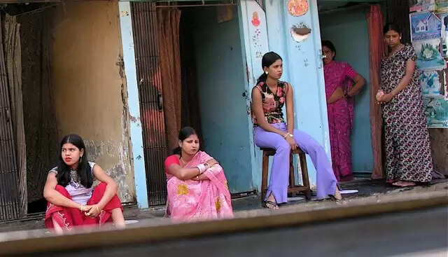 பாலியல் தொழிலாளர்களை கைது செய்யவோ, தண்டிக்கவோ கூடாது - சுப்ரீம் கோர்ட்..!!