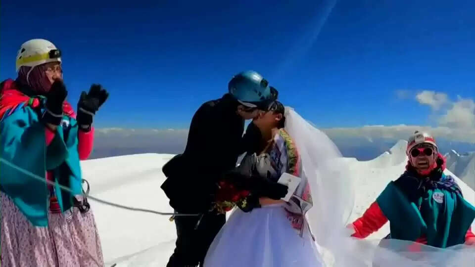 மலையின் உச்சியில் அரங்கேறிய திருமணம்!!உறைபனிகளை தூவி வாழ்த்து..!!