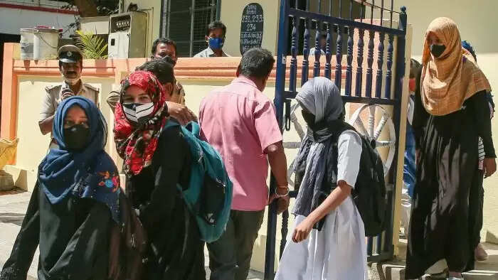 ஹிஜாப் அணிந்து வர தடை.. தேர்வை புறக்கணித்த மாணவிகள்..! ஹிஜாப் அணிந்து வர தடை.. தேர்வை புறக்கணித்த மாணவிகள்..!