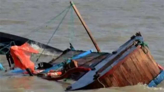 ஆற்றில் படகு கவிழ்ந்து விபத்து; 16 பேர் மாயம்..!!