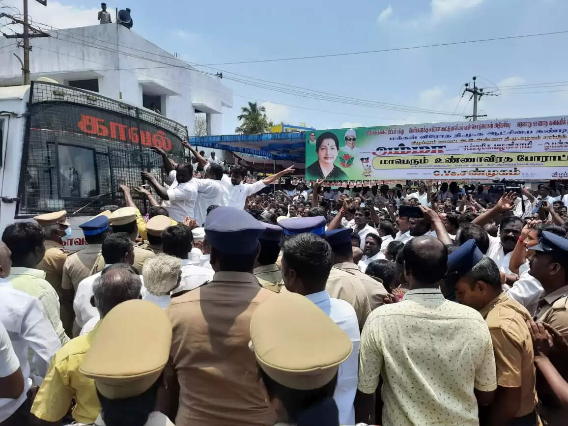 #BREAKING :- அதிமுக முன்னாள் அமைச்சர்கள் திடீர் கைது.. விழுப்புரத்தில் பரபரப்பு..!
