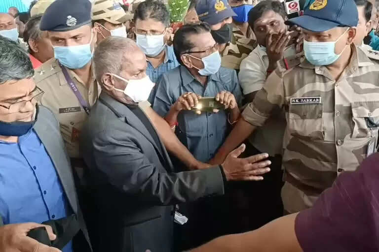 சென்னை திரும்பினார் இளையராஜா.. பாஜக சார்பில் பலமான வரவேற்பு..! சென்னை திரும்பினார் இளையராஜா.. பாஜக சார்பில் பலமான வரவேற்பு..!