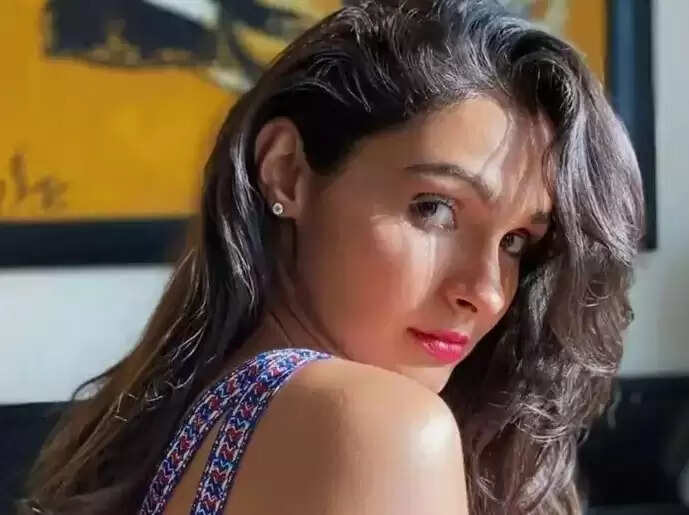 இன்று மாலை.. குழந்தைகள் பார்க்க வேண்டாம்- பயம் காட்டும் ஆண்ட்ரியா ! இன்று மாலை.. குழந்தைகள் பார்க்க வேண்டாம்- பயம் காட்டும் ஆண்ட்ரியா !