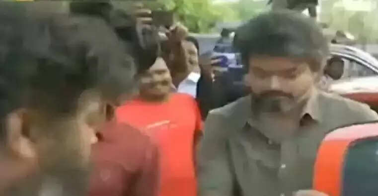 வாக்களிக்காமல் சில நிமிடங்கள் அப்படியே நின்ற நடிகர் விஜய்.. ஏன் தெரியுமா?