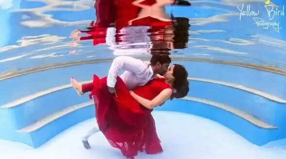 நீருக்கு அடியில் லிப்லாக்.. வைரலாகும் நடிகையின் கர்ப்ப கால ஃபோட்டோ ஷூட் !!