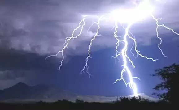 கொட்டிய கனமழை.. ஒரே நாளில் மின்னல் தாக்கி 17 பேர் உயிரிழப்பு !!