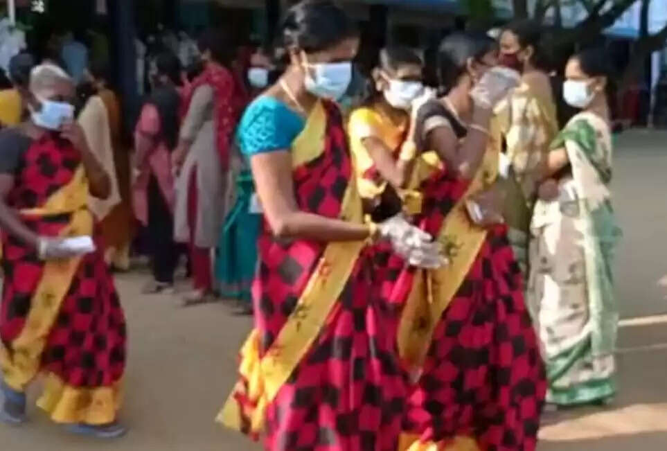 வாக்குச்சாவடிக்கு ஒரே மாடலில் புடவை அணிந்துவந்த பெண்களை திருப்பி அனுப்பிய போலீஸ் !!