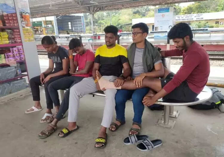 அதெலடிக் போட்டியில் பதக்கம் வென்று திரும்பிய தமிழ்நாடு வீரர்களை நடுவழியில் இறக்கி விட்ட ரயில்வே அதிகாரி..!!