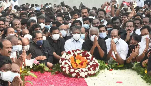 மறைந்த முதல்வர் ஜெயலலிதா நினைவிடத்தில் ஓபிஎஸ், ஈபிஎஸ் மலர்தூவி மரியாதை!!