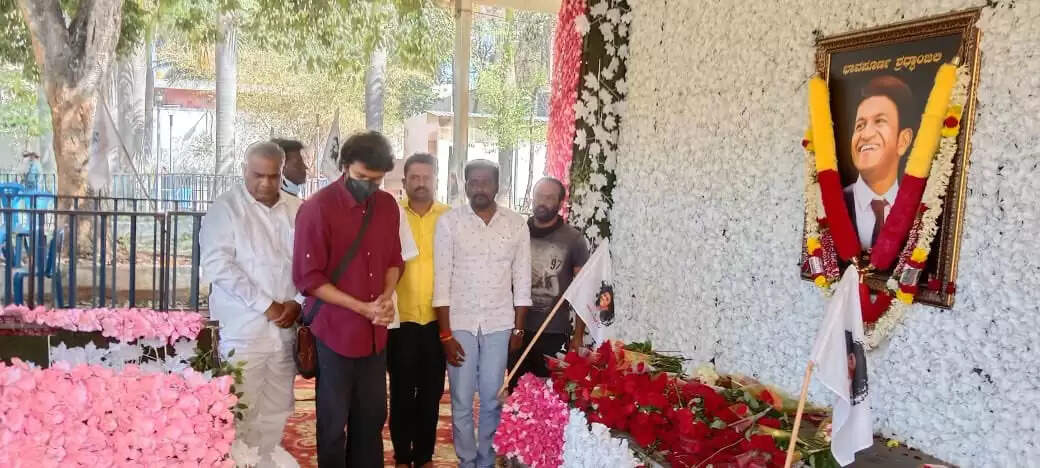 புனித் ராஜ்குமார் நினைவிடத்தில் தீபாராதனை காட்டி நடிகர் விஜய் அஞ்சலி..!