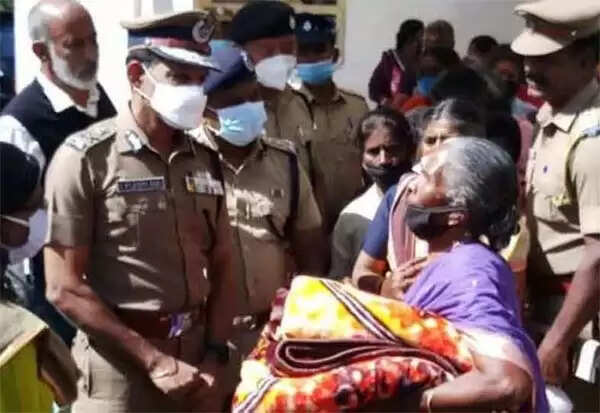 ஹெலிகாப்டர் விபத்து.. மீட்புப் பணிக்கு போர்வை.. பொதுமக்களுக்கு டிஜிபி பாராட்டு..!