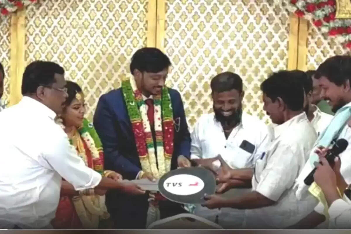 திருமணத்திற்கு வந்தவருக்கு இருசக்கர வாகனம்.. இன்ப அதிர்ச்சி கொடுத்த மணமக்கள்..!