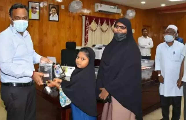 உண்டியல் சேமிப்பை இலங்கை நிவாரண நிதிக்கு வழங்கிய 3ஆம் வகுப்பு மாணவி.. குவியும் பாராட்டு !!