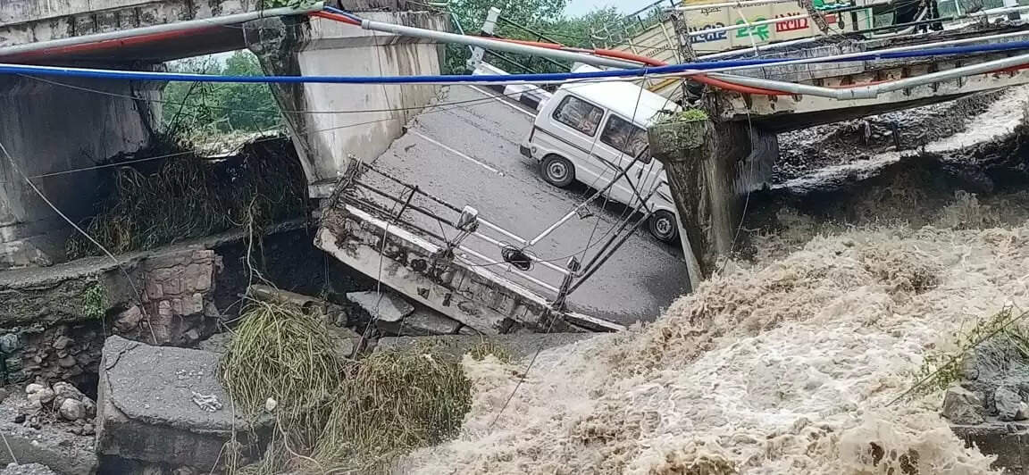 தொடர் மழையால் பாலம் இடிந்ததால் ஆற்றுக்குள் பாய்ந்த வாகனங்கள்.. அதிர்ச்சி வீடியோ !