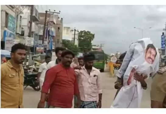 தேனியில் பரபரப்பு.. ஈபிஎஸ் உருவபொம்மையை எரிக்க முயற்சி !!