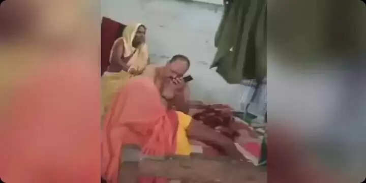 தாயிடம் எல்லை மீறிய போலீஸ் அதிகாரி!! வைரல் வீடியோ..!!