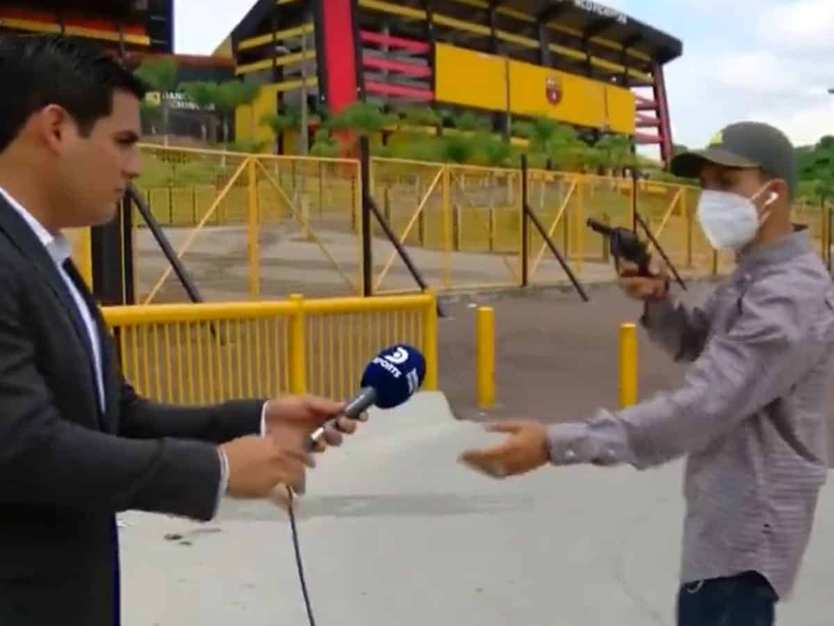 நேரலையில் செய்தியாளரிடம் துப்பாக்கி முனையில் வழிப்பறி.. திகில் கிளப்பும் வீடியோ !! நேரலையில் செய்தியாளரிடம் துப்பாக்கி முனையில் வழிப்பறி.. திகில் கிளப்பும் வீடியோ !!