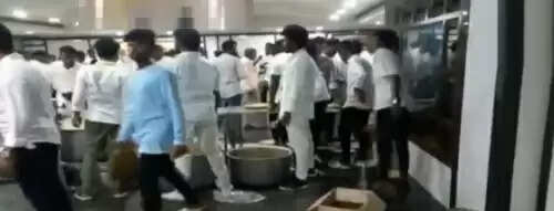 பரோட்டாவுக்காக தள்ளுமுள்ளு.. திமுக கூட்டத்தில் சலசலப்பு !!