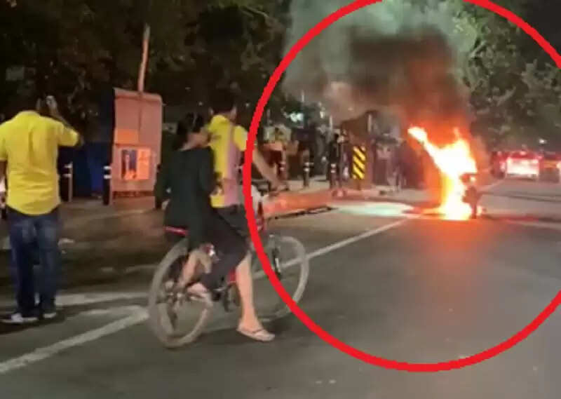 பரபரப்பு! சாலையில் ஓடிக்கொண்டிருந்த பைக்கில் திடீர் தீ!!