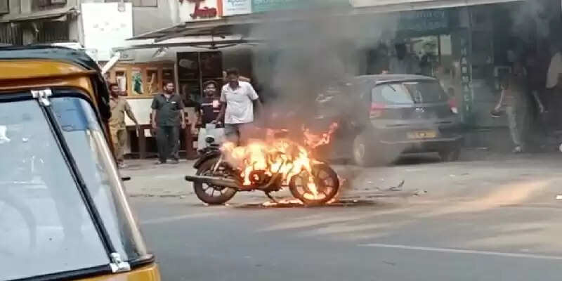 சாலையில் சென்று கொண்டிருந்த புல்லட் தீப்பற்றி எரிந்ததால் பரபரப்பு!!