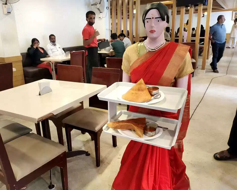மைசூர் ஹோட்டலில் உணவு பரிமாறும் ரோபோ சுந்தரி..!!