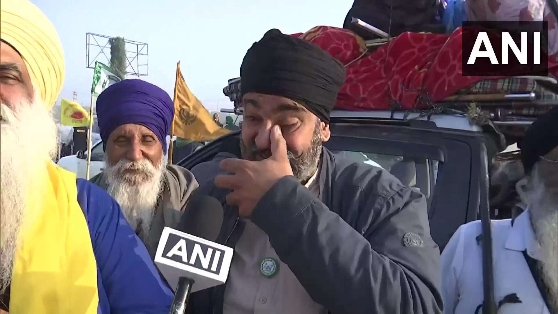 புதிய வேளாண் சட்டங்களை திரும்பப் பெற்றதால்... ஆட்டம் பாட்டத்துடன் போராட்டக்களத்தில் இருந்து விடைபெற்ற விவசாயிகள்..! புதிய வேளாண் சட்டங்களை திரும்பப் பெற்றதால்... ஆட்டம் பாட்டத்துடன் போராட்டக்களத்தில் இருந்து விடைபெற்ற விவசாயிகள்..!