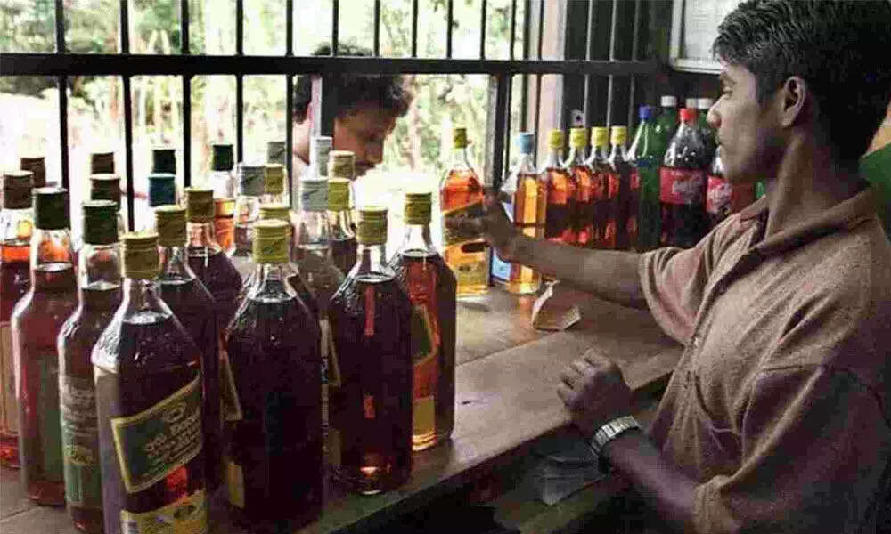 மது பிரியர்களுக்கு ஷாக் நியூஸ் - மதுபானங்களின் விலை 20-25% வரை உயர்வு..!!